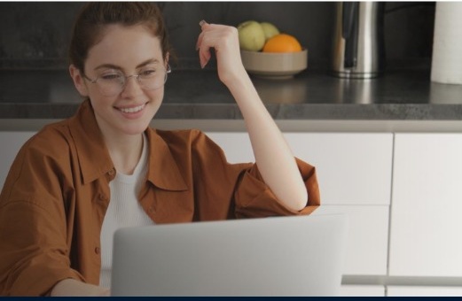 Persona usando un computador portátil para rendir cuentas digitalmente